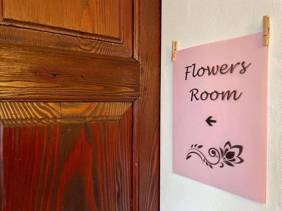 1912 - Flowers Room - Budget For Young 로카르노 외부 사진